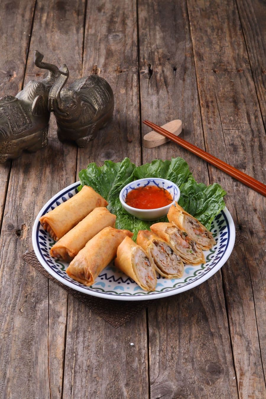 Crispy spring rolls with dip